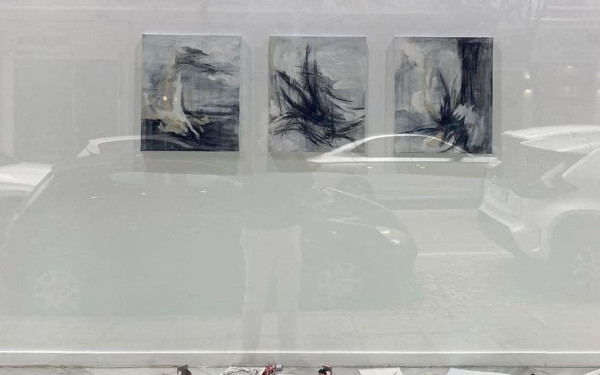 «Εύθραυστες στιγμές» στις βιτρίνες του ΟΤΕ στην οδό Καρόλου Ντηλ (φωτ.)