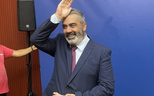 Διερμηνέας νοηματικής γλώσσας «τραγουδάει» σε κωφούς (βίντεο, φωτ.)