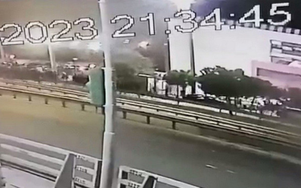 Βίντεο-ντοκουμέντο: Η στιγμή που οι χούλιγκαν τρέχουν να κρυφτούν στο γήπεδο μετά την επίθεση στους αστυνομικούς