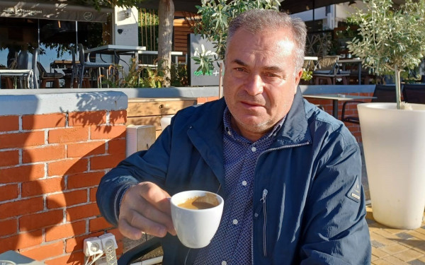 Πρωινός καφές με το δήμαρχο του 90% Μανώλη Καρρά (βίντεο)