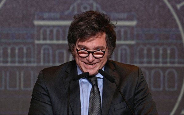 Ο πρόεδρος της Αργεντινής, Μιλέι, υπερασπίστηκε τον ναζιστικό χαιρετισμό του Μασκ μπροστά σε επιζώντες του Άουσβιτς