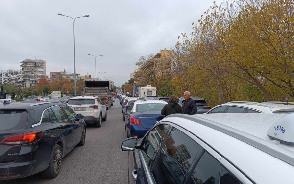 Θεσσαλονίκη: Οδηγοί ταξί διαμαρτύρονται για το νέο φορολογικό - Σε λίγο πορεία προς το ΥΜΑΘ (φωτ.)