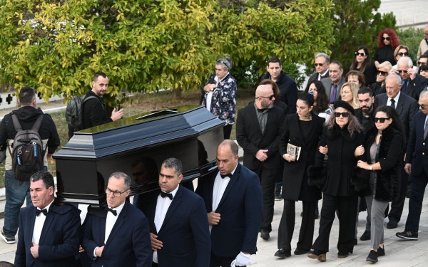 Πλήθος κόσμου στο τελευταίο αντίο στον Βασίλη Βασιλικό (φωτ.)