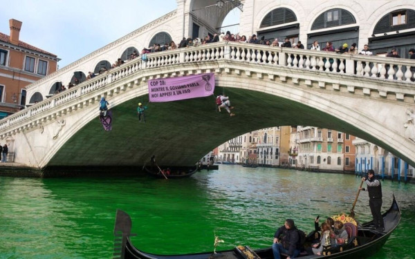 Ιταλία: Ακτιβιστές έβαψαν «πράσινη» τη λιμνοθάλασσα της Βενετίας (βίντεο)