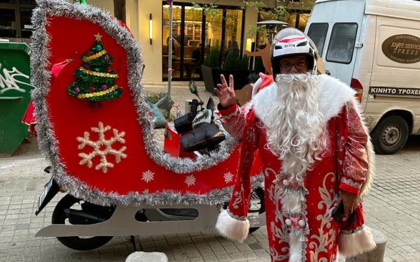 Θεσσαλονίκη: Ντελιβεράς έκανε το μηχανάκι του έλκηθρο και παραδίδει παραγγελίες ντυμένος Άη Βασίλης - Δείτε βίντεο