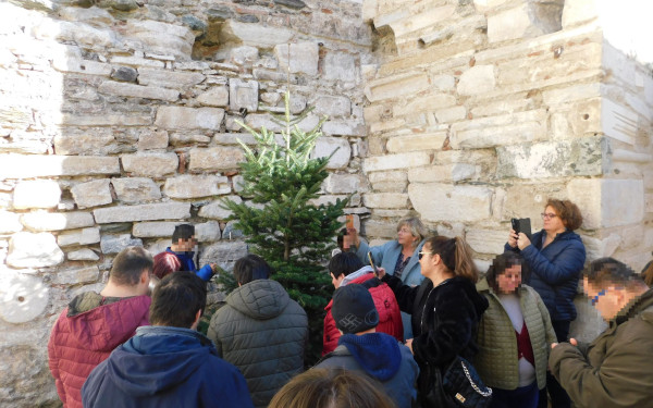 Θεσσαλονίκη: Ο Σύλλογος Συνδρόμου Down Ελλάδος στόλισε το χριστουγεννιάτικο δέντρο στο Επταπύργιο (φωτ.)