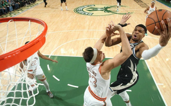 ΝΒΑ: Έκοβε κι έραβε ο «τριπλός» Αντετοκούνμπο (βίντεο)