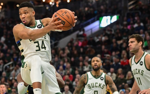 ΝΒΑ: Ο Γιάννης Αντετοκούνμπο έγινε ο κορυφαίος ριμπάουντερ στην ιστορία των Μιλγουόκι Μπακς (βίντεο)