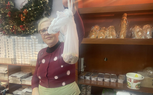  Θεσσαλονίκη: Τσουρέκια, χυμούς και πουρμπουάρ έκλεψαν οι διαρρήκτες που έσπασαν τζαμαρίες σε δυο καταστήματα 