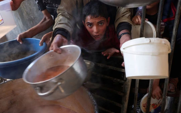 Ζητιανεύουν για λίγο ψωμί οι κάτοικοι στη Γάζα - Οικογένεια έσφαξε γάιδαρο για να φάει (βίντεο & φωτ.)