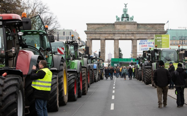 Γερμανία: Στην Πύλη του Βρανδεμβούργου οι Γερμανοί αγρότες - Αποκλεισμένο από χιλιάδες τρακτέρ το Βερολίνο (βίντεο, φωτ.)