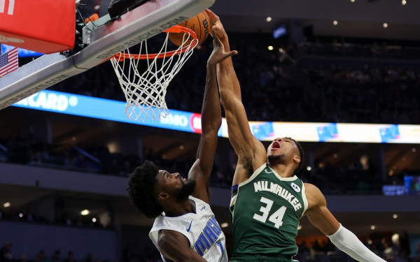 ΝΒΑ: «Καυτός» ο Αντετοκούνμπο, ανίκητοι οι Μιλγουόκι Μπακς (βίντεο)