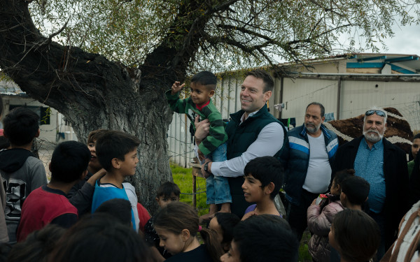 «Είμαστε με όλη την κοινωνία»: Καταυλισμό Ρομά επισκέφθηκε ο Στ. Κασσελάκης