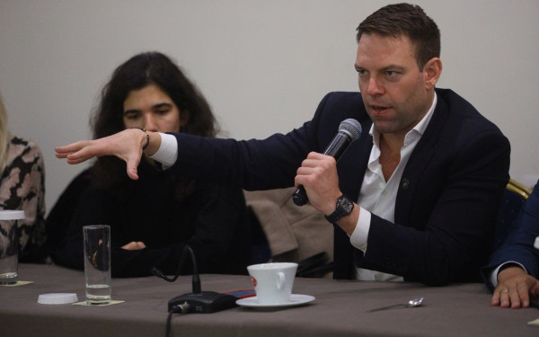 Απλό και σταθερό φορολογικό σύστημα προτείνει ο Στ. Κασσελάκης