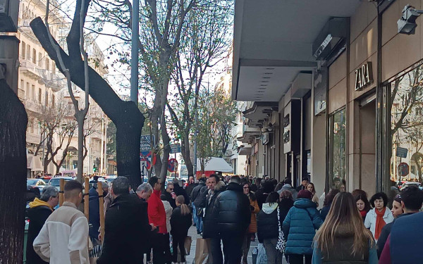Θεσσαλονίκη: Το αδιαχώρητο στο κέντρο μια Κυριακή πριν τις γιορτές (εικόνες)