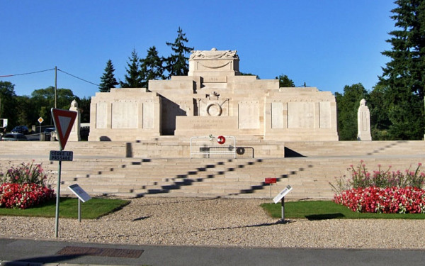 Ένα κενοτάφιο για τον Τζορτζ Χάτσον