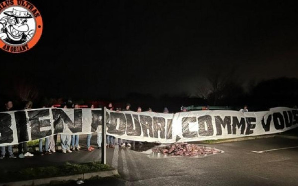 Γαλλία: Οπαδοί της Λοριάν διαμαρτυρήθηκαν πετώντας 400 κιλά νεκρά ψάρια 