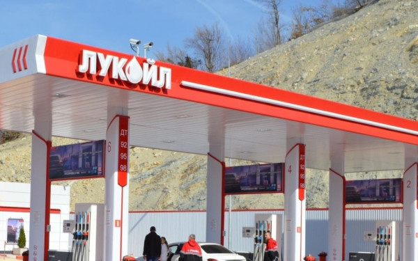 «Ναι» στο εμπάργκο κατά του ρωσικού πετρελαίου και από τη Βουλγαρία - Θυελλώδης ψηφοφορία στη Βουλή