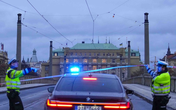 Πράγα: Συγκλονίζουν οι μαρτυρίες των Ελλήνων που έζησαν το μακελειό - «Γλυτώσαμε για λίγα λεπτά» (βίντεο)