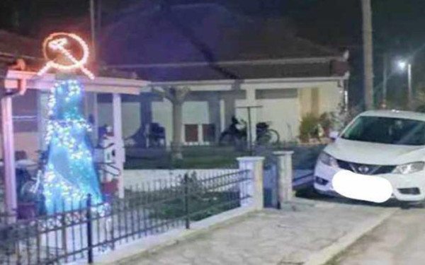 «Καλήν εσπέρα εργατιά»: Φωτεινό σφυροδρέπανο αντί για αστέρι στα Τρίκαλα