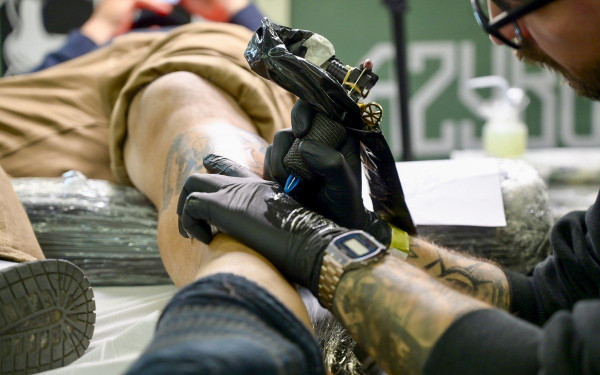 Ποιος γνωστός Έλληνας ηθοποιός έγινε τατουατζής; - Δείτε βίντεο