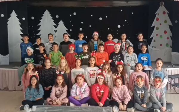 Μαθητές της Κω τραγουδούν και στέλνουν τις ευχές τους, μαζί με ένα δώρο στα παιδιά της ακριτικής Τήλου (βίντεο, φωτ.))