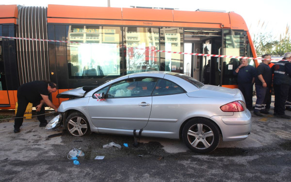 Θλίψη στην Αττική: Αυτοκίνητο έπεσε σε πεζούς σε στάση του τραμ - Μία νεκρή και ένας τραυματίας (φωτ.)