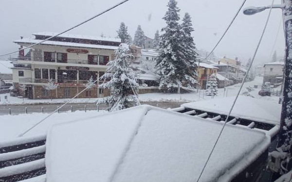 Χιονίζει ασταμάτητα στο Σέλι: Στους 20 πόντους το χιόνι - Δείτε βίντεο και φωτογραφίες