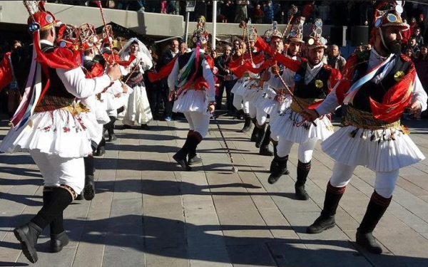 Θίασοι των Μωμόγερων… πλημμύρισαν την πλατεία Νίκης στην Κοζάνη (βίντεο)
