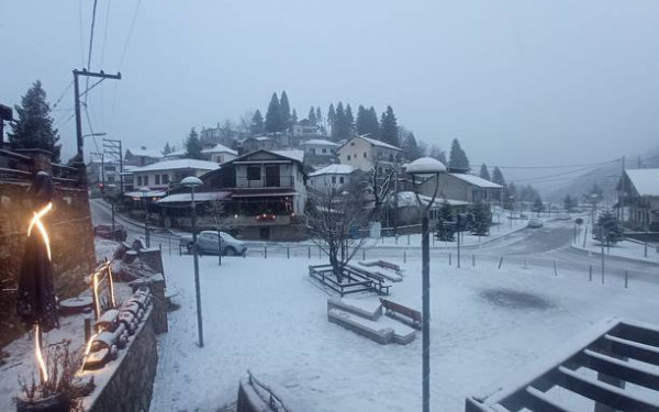 Βέροια: «Ντύθηκε» στα λευκά το Σέλι - Δείτε φωτογραφίες 