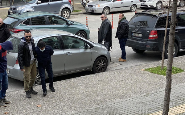 Θεσσαλονίκη: Με σκυμμένα κεφάλια στα δικαστήρια οι δύο κατηγορούμενοι για τη δολοφονία της 41χρονης Γεωργίας