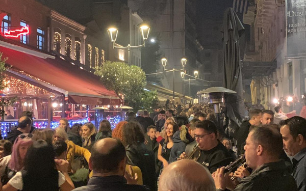 Θεσσαλονίκη: Ένα ατελείωτο πάρτι στο κέντρο - Δείτε τον χαμό που γίνεται σε Λαδάδικα και Λουλουδάδικα (βίντεο, φωτ.)