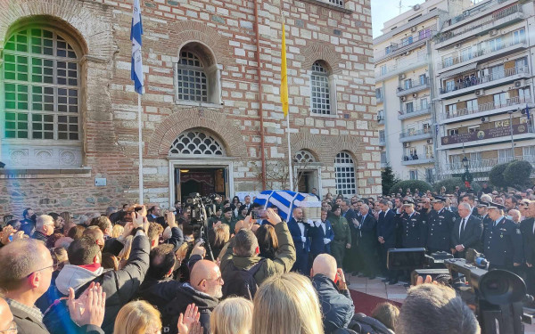 Κηδεία Γιώργου Λυγγερίδη: Με χειροκροτήματα και τις ιαχές «αθάνατος» και «ήρωας», το τελευταίο αντίο (βίντεο, φωτ.)