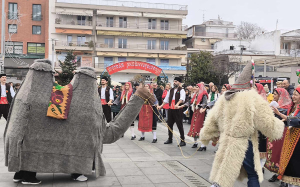 Καλαμαριά: Χοροί, τραγούδια και έθιμα στην Πλατεία Προσφυγικού Ελληνισμού (φωτ.)