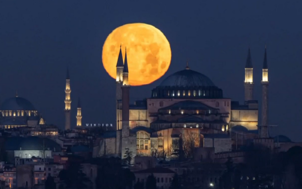 Η «ψυχρή Σελήνη» πάνω από την Αγιά Σοφιά (βίντεο)