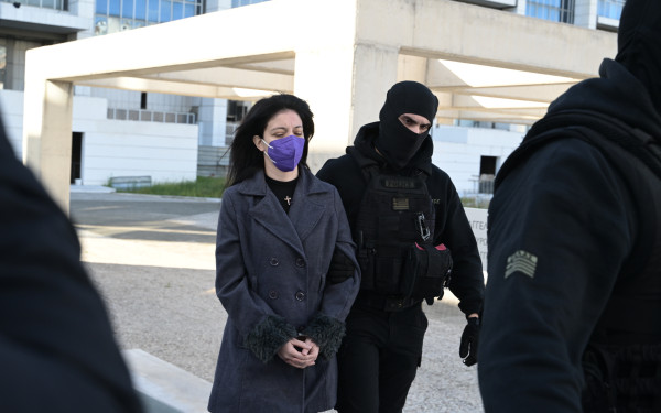 Δίκη για τη 12χρονη στον Κολωνό: Ένταση μεταξύ της μητέρας του θύματος και του Ηλία Μίχου κατά τη μεταγωγή του