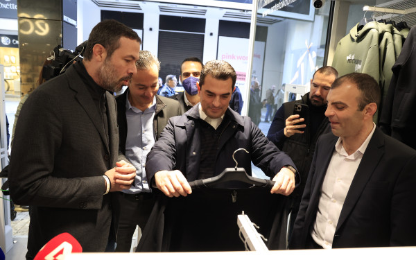 Επίσκεψη Κ. Σκρέκα σε εμπορικά καταστήματα με αφορμή την έναρξη των χειμερινών εκπτώσεων