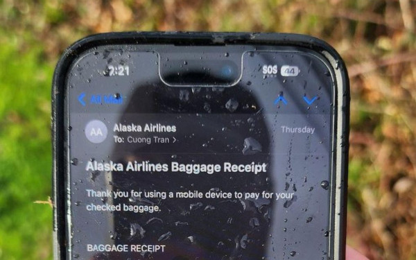 Κινητό έπεσε από τα 5.000 μέτρα από το Boeing της Alaska Airlines και βρέθηκε άθικτο (φωτ.)
