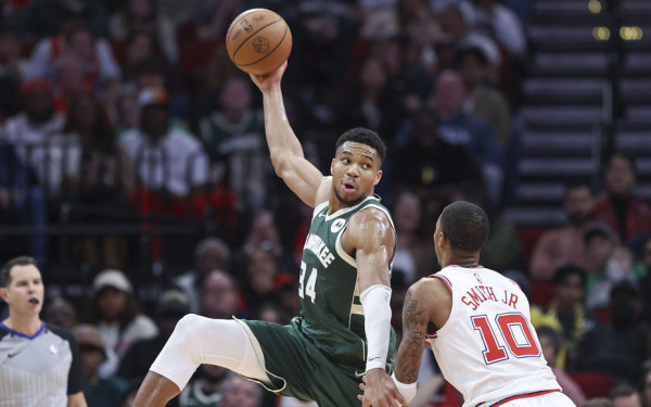 ΝΒΑ: Ο Αντετοκούνμπο «πετάει», αλλά είναι μόνος του (βίντεο)