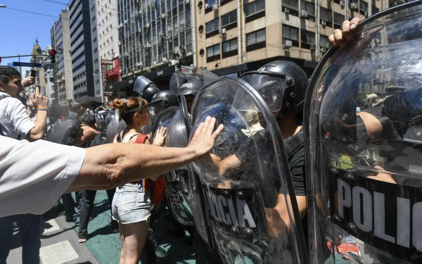 Αργεντινή: Στους δρόμους του Μπουένος Άιρες χιλιάδες πολίτες - Διαμαρτύρονται για τη μαζική «απορρύθμιση» του Μιλέι (βίντεο, φωτ.)