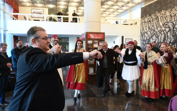 Τσακώνικα κάλαντα είπαν στον Δ. Κουτσούμπα (βίντεο)