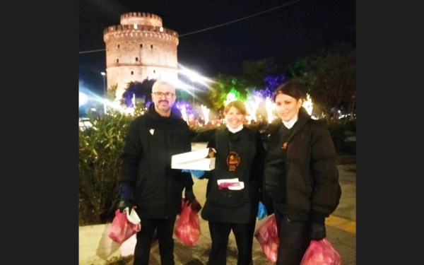 Χριστουγεννιάτικα γεύματα στους άστεγους της Θεσσαλονίκης (φωτ.)