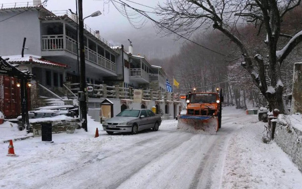 Χιονίζει στο Πήλιο - Το χιόνι έχει φτάσει τα 5 εκατοστά (βίντεο, φωτ.)