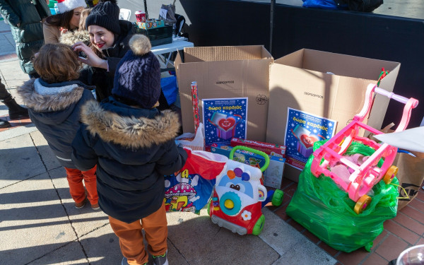 Δήμος Νεάπολης - Συκεών: To Κοινωνικό Παντοπωλείο μοιράζει στα παιδιά  τα Δώρα Καρδιάς που συγκέντρωσε πριν τα Χριστούγεννα