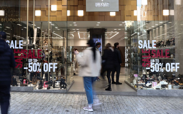 Από τις 8 Ιανουαρίου ξεκινούν οι χειμερινές εκπτώσεις - Ποιες Κυριακές θα είναι ανοιχτά τα μαγαζιά