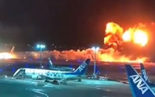 Ιαπωνία: Στις φλόγες επιβατικό αεροπλάνο στο αεροδρόμιο του Τόκιο - Απομακρύνθηκαν έγκαιρα οι περίπου 400 επιβάτες (βίντεο)