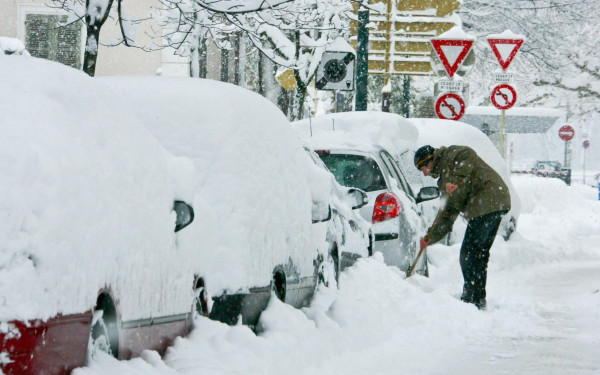 Γαλλία: Κύμα ψύχους, εκατοντάδες οχήματα εγκλωβίστηκαν από το χιόνι