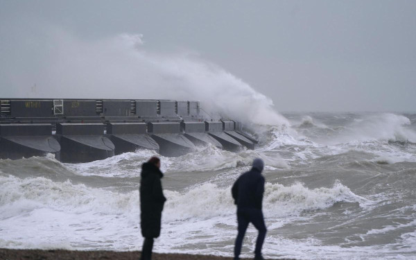 Βρετανία: Σε κατάσταση κόκκινου συναγερμού εξαιτίας της καταιγίδας Χενκ
