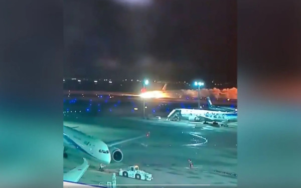 Σύγκρουση αεροσκαφών στην Ιαπωνία: Έξι αγνοούμενοι - Δείτε βίντεο από τη στιγμή που το αεροπλάνο τυλίγεται στις φλόγες