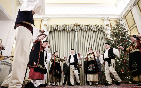 Άστεγοι, Ουκρανόπουλα και άνθρωποι στο φάσμα του αυτισμού είπαν τα κάλαντα στην Κ. Σακελλαροπούλου (φωτ.)